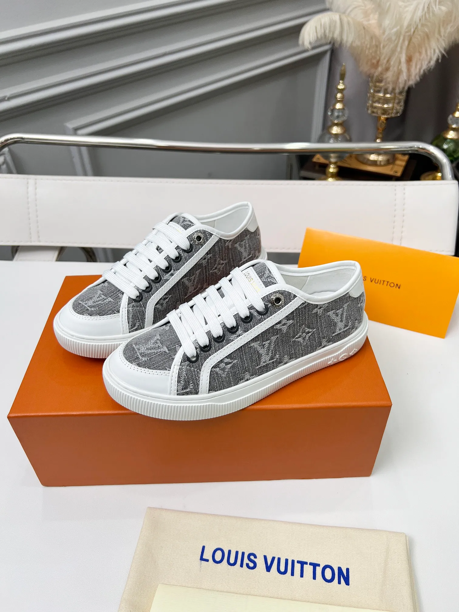 👟👟Ex-factory price 440👟👟 New arrival🆕 The hottest early spring model is coming. LV Lagoon sneakers are made of Monogram denim, injecting a retro flavor into the classic design. Leather trimmings pop out with the Louis Vuitton logo, while stenciled eyelets, trim and laces add to the refined details, and a rubber outsole embellished with Monogram flowers completes the look. Code number: 35~41, multiple colors available! Oil edges + TPU outsole + drawer box packaging